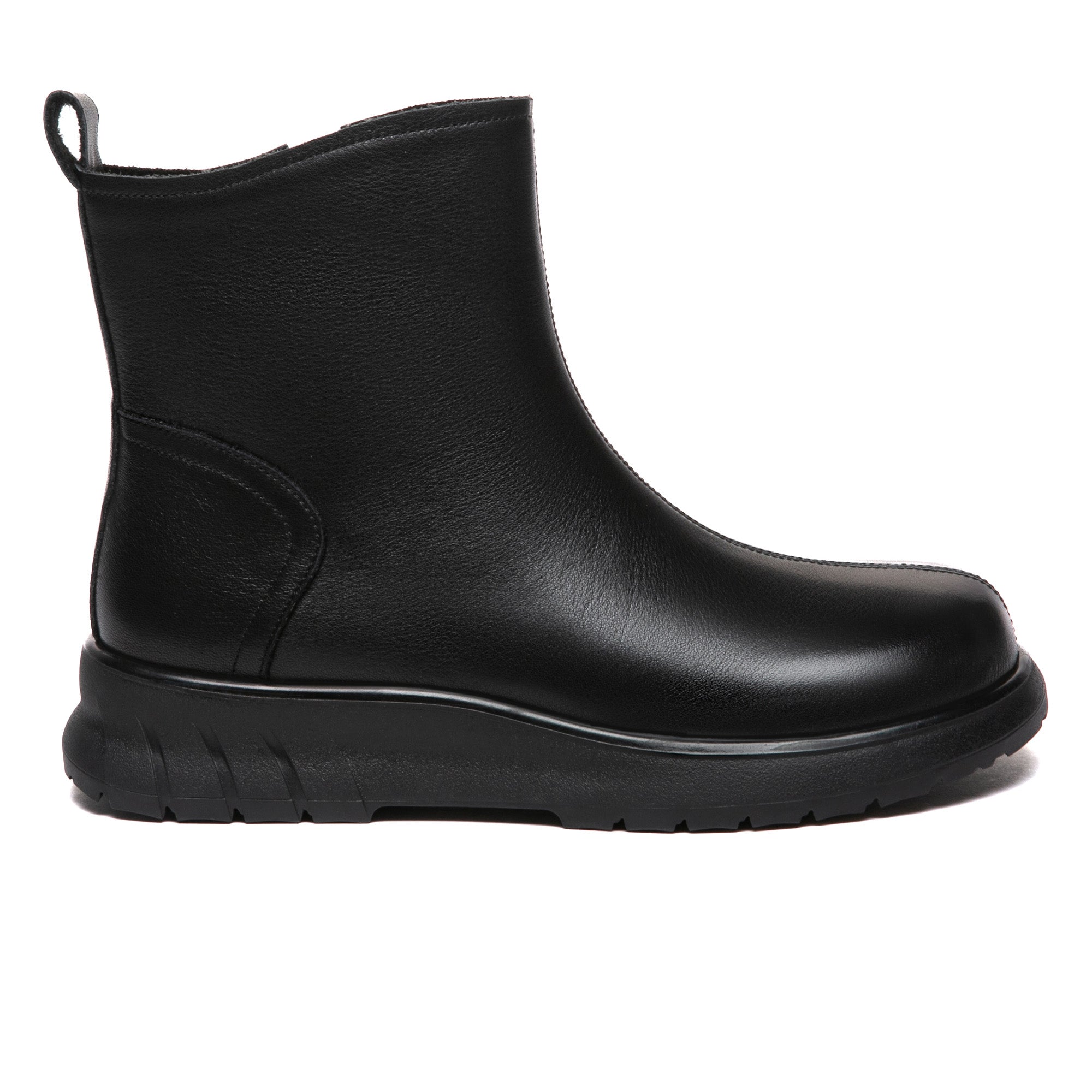 EverUgg Classic black leather UGG boots with sleek design, rounded toe, and sturdy sole for stylish winter wear.