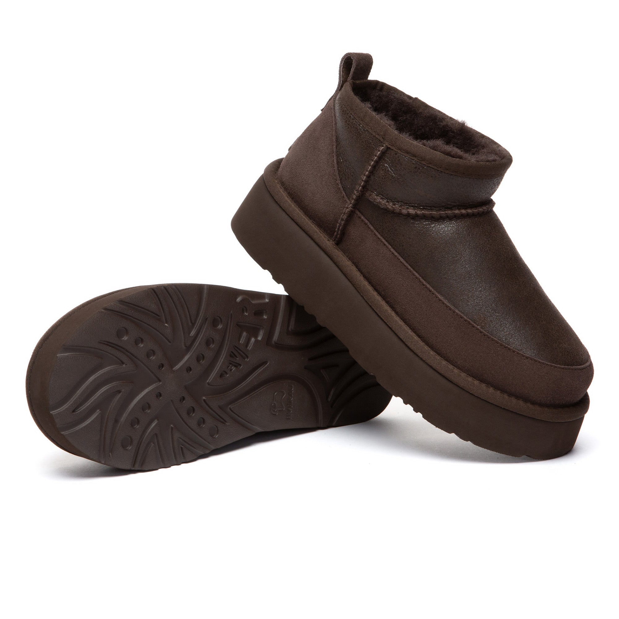 EverUgg Eralova platform UGG boots in classic sheepskin with thick soles and cozy design, perfect for cold weather.