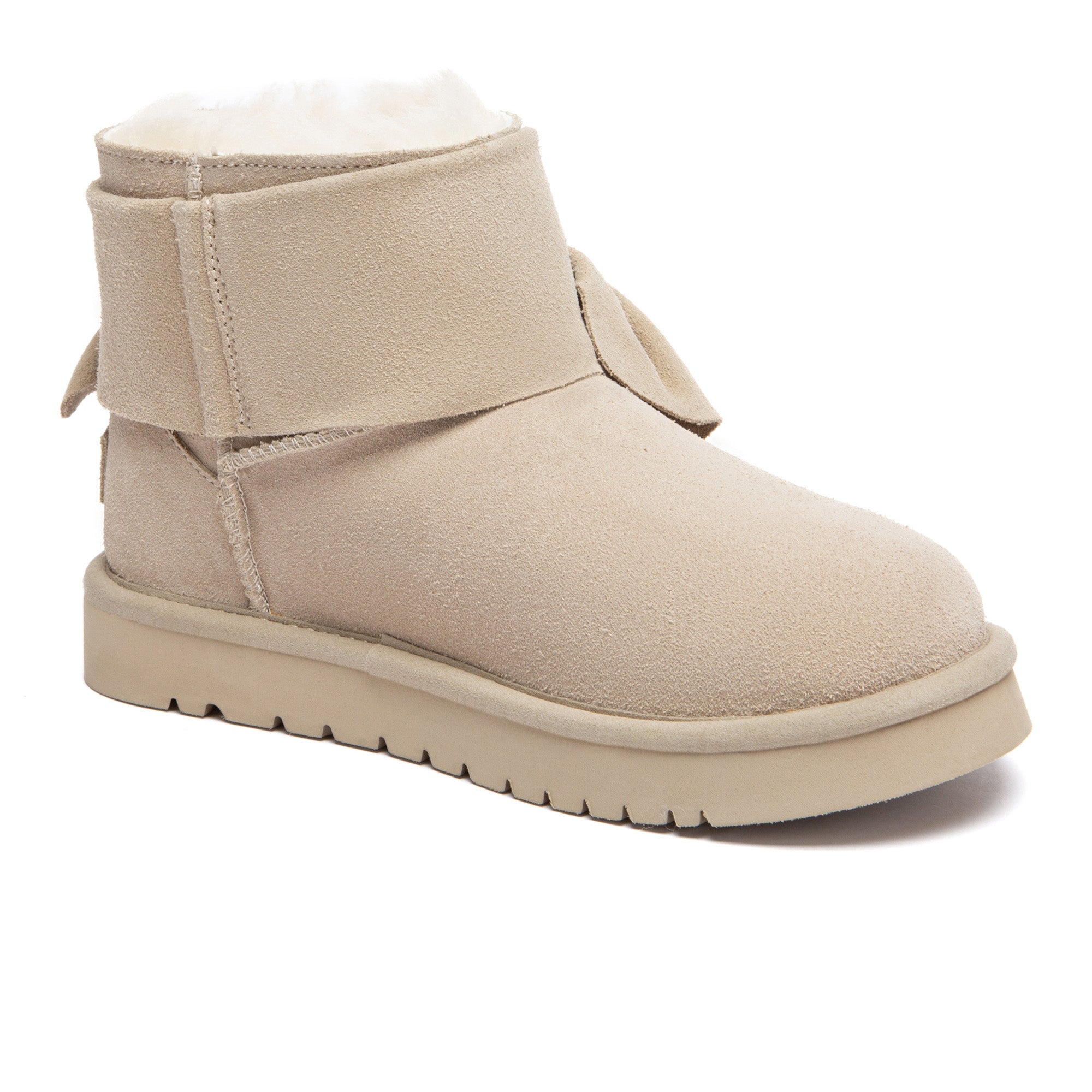 EverUgg Molle UGG boots with plush lining and rugged design, featuring tan leather and lace-up front for casual winter wear.