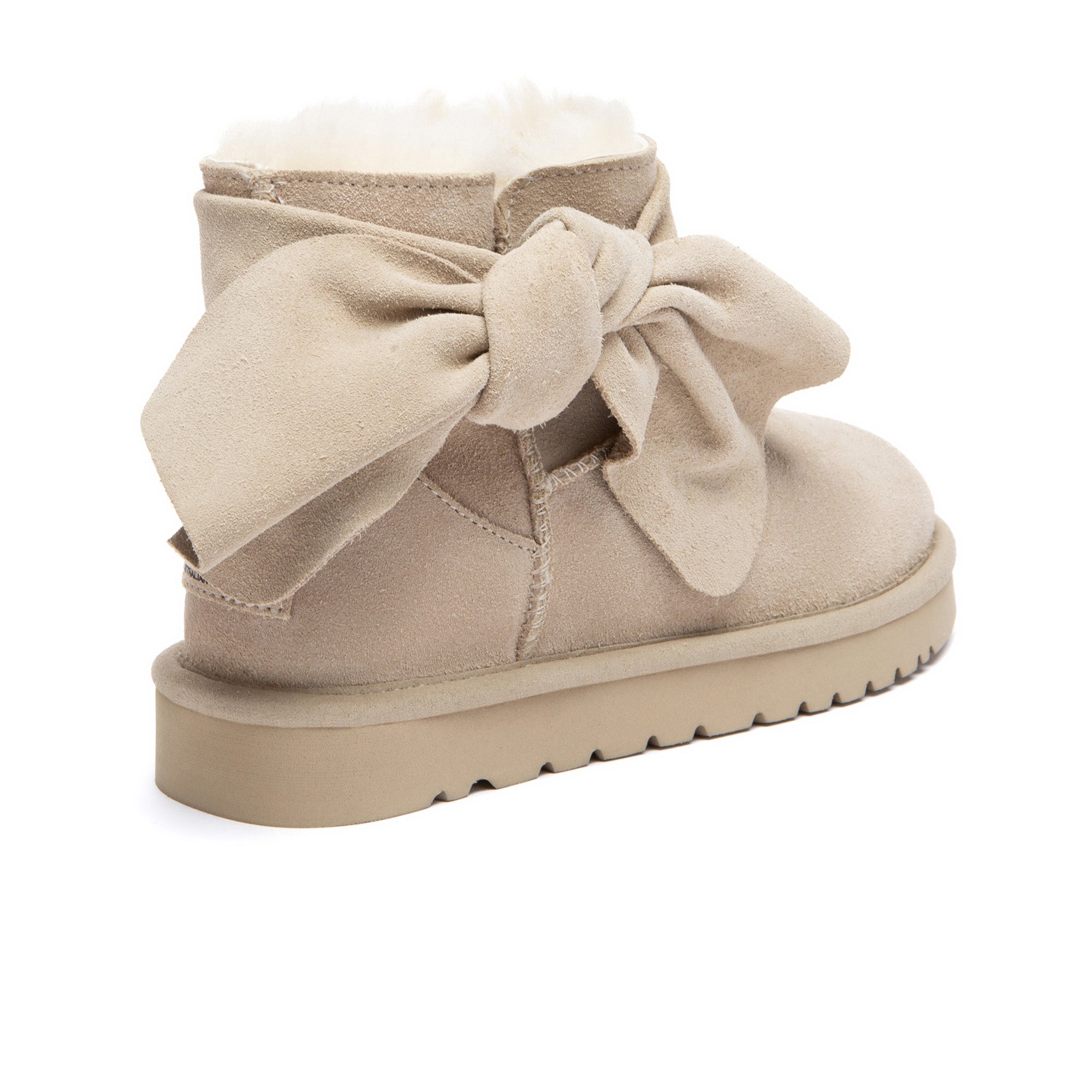 EverUgg Molle UGG boots featuring soft sheepskin lining and durable exterior, perfect for cozy winter wear.