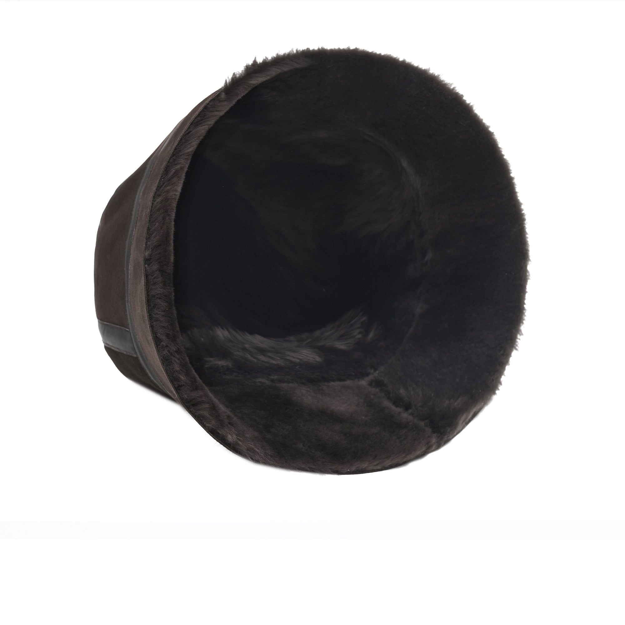 EverUgg winter bucket hat made of sheepskin wool, cozy and stylish accessory for cold weather.