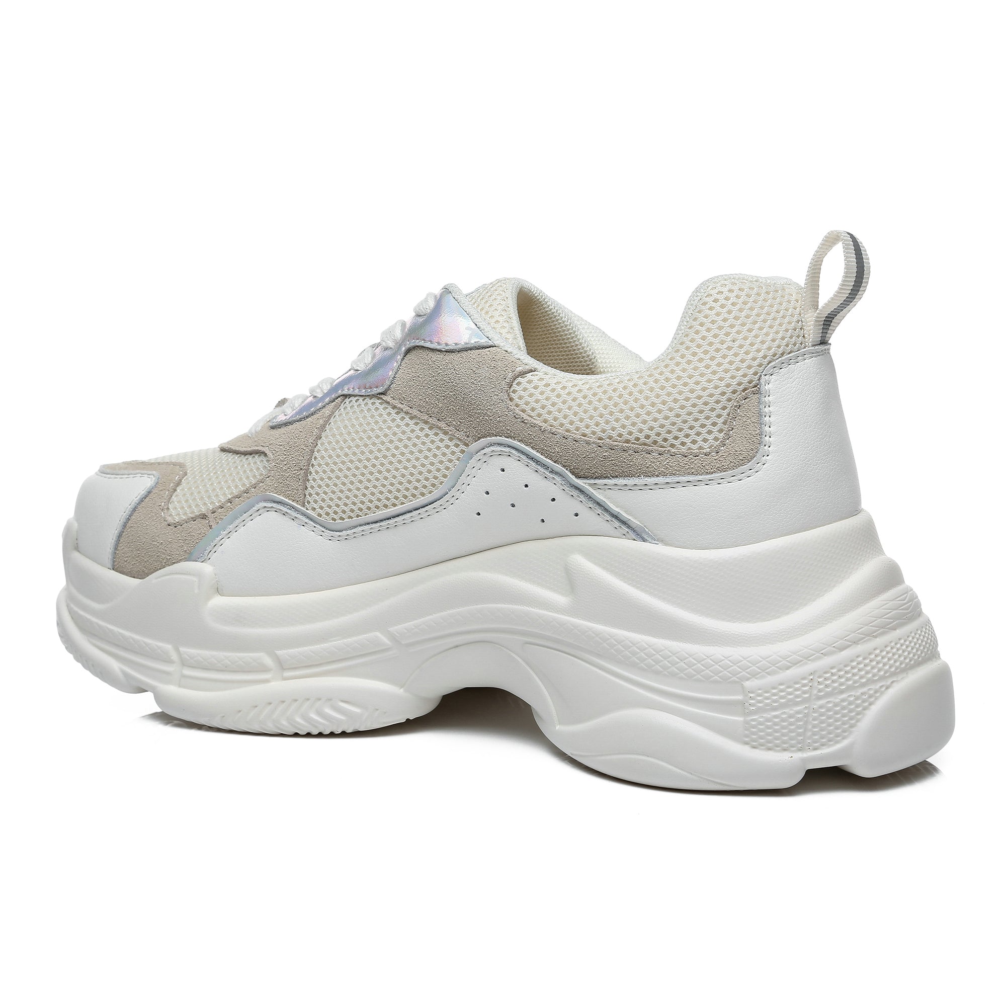 White EverUgg women’s platform sneakers featuring a chunky sole and lace-up design, casual and stylish footwear for everyday wear.