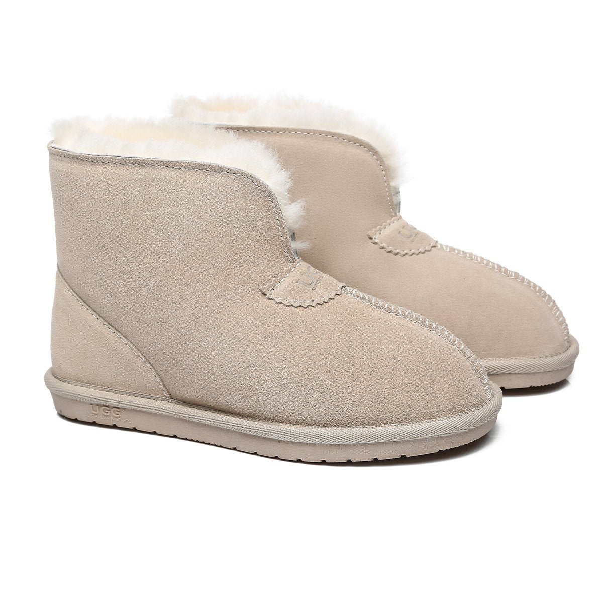 EverUgg Jonah unisex slippers made of double-face sheepskin, featuring soft, plush interior and casual slip-on design.
