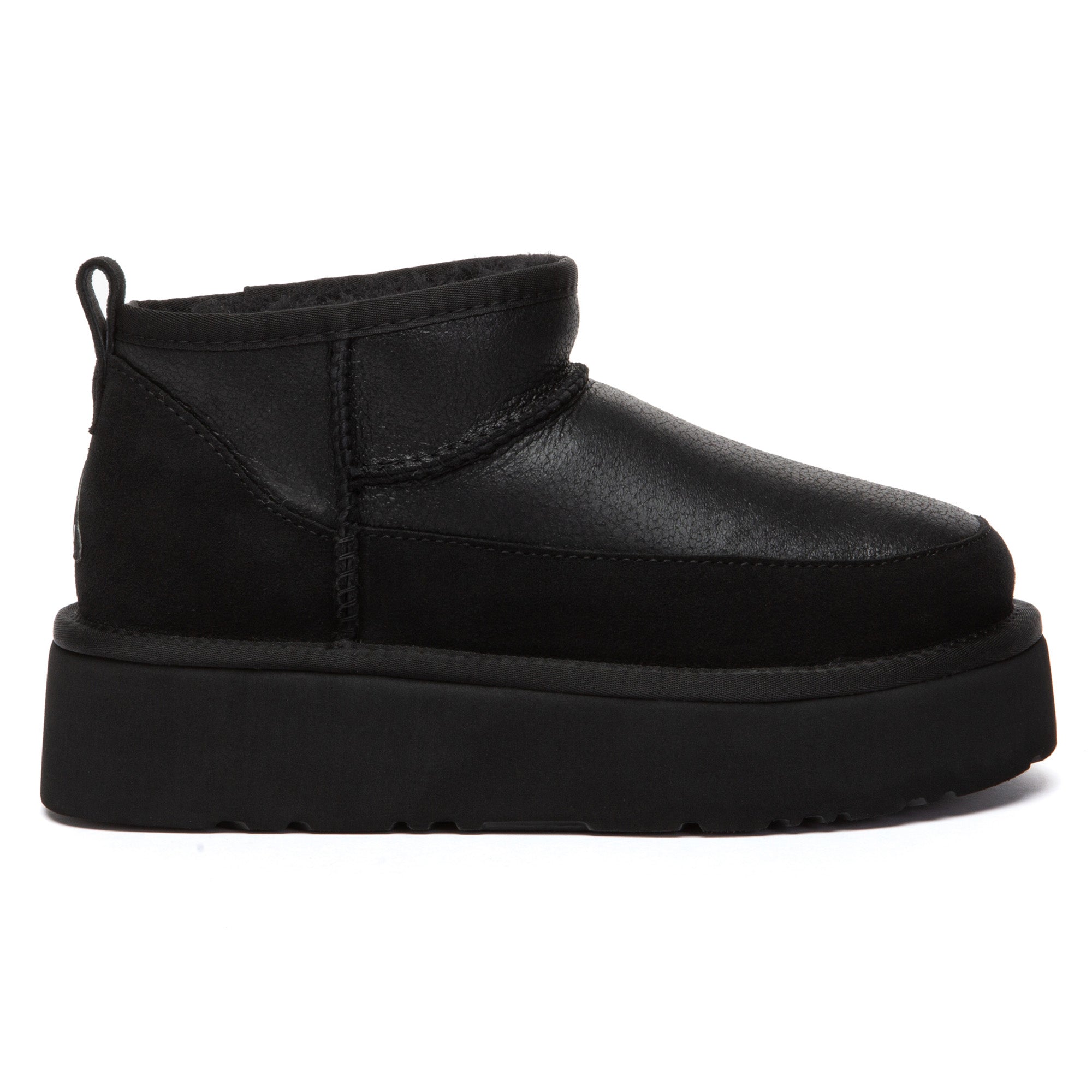 EverUgg Earlova UGG boots in classic shearling-lined design with suede exterior and cozy fur lining.