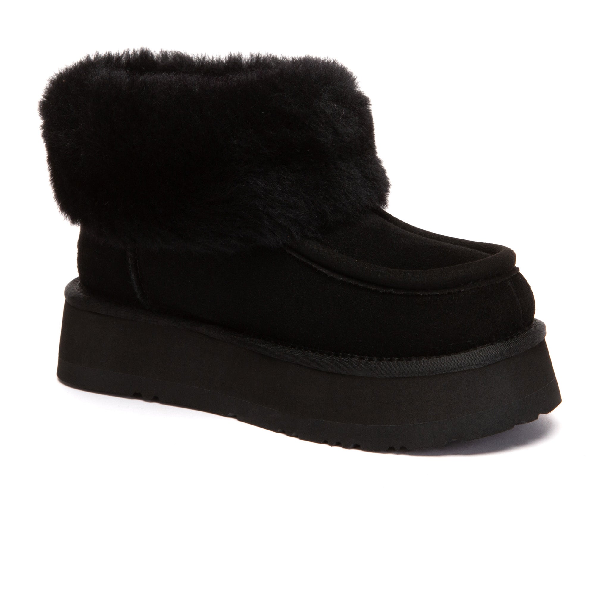 EverUgg Loofee UGG boots in plush sheepskin with cozy design, perfect for winter wear.