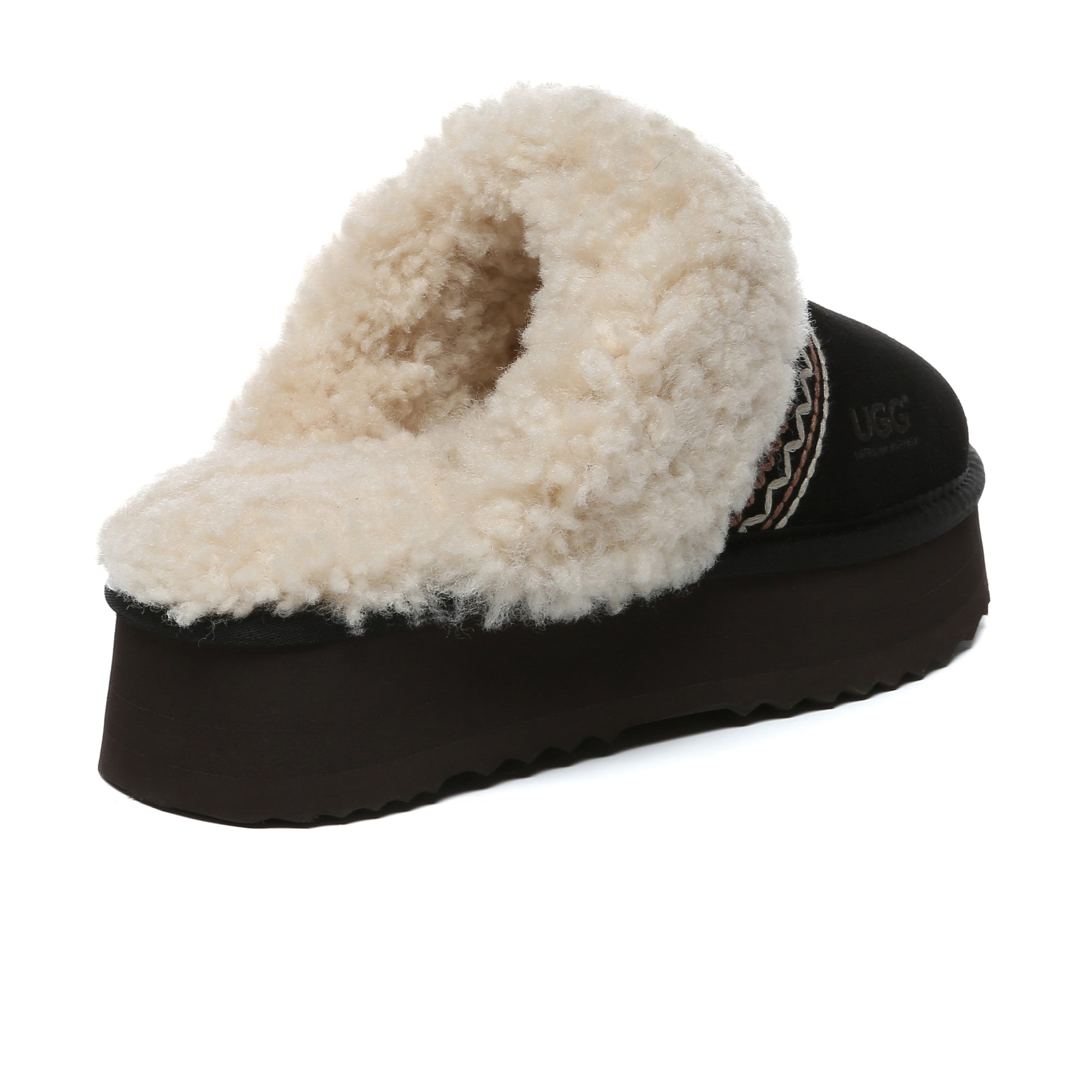 EverUgg Bohemian knitted UGG platform slippers for women, cozy and stylish slip-on shoes with a knitted design and elevated sole.
