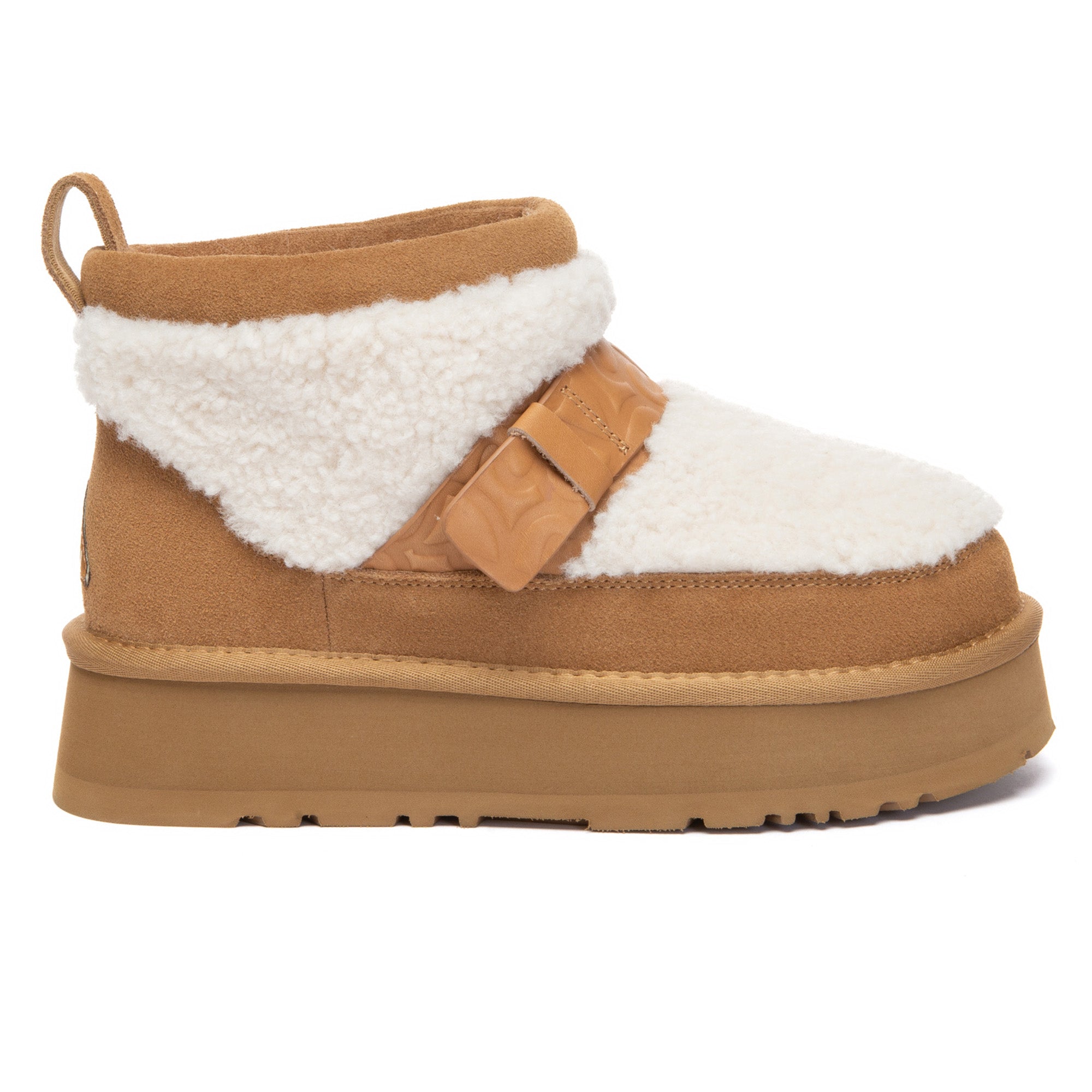 EverUgg Short Maphie UGG boots in beige with plush lining and sturdy rubber soles, stylish and cozy for winter wear.
