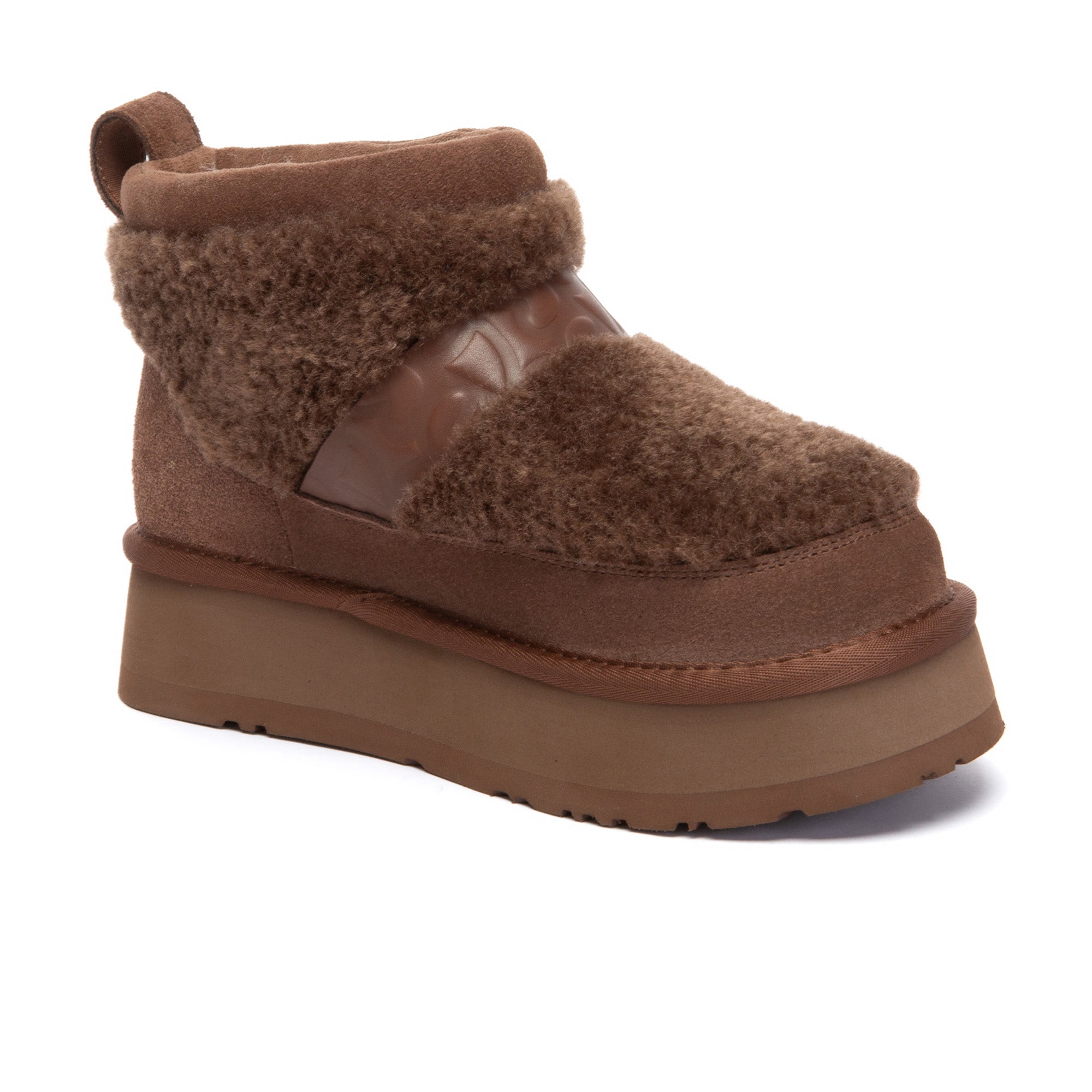 EverUgg Short Maphie UGG boots in beige with plush interior and classic sheepskin exterior, stylish and cozy winter footwear.
