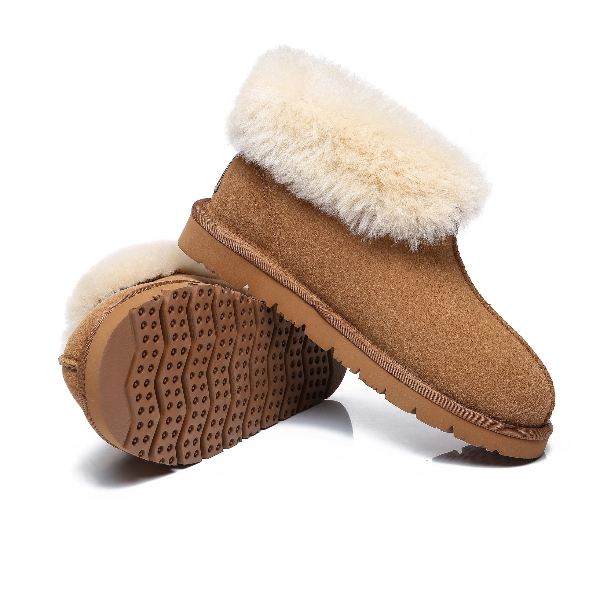 EverUgg Classic Mallow sheepskin UGG slipper for women with plush interior and cozy slip-on design.