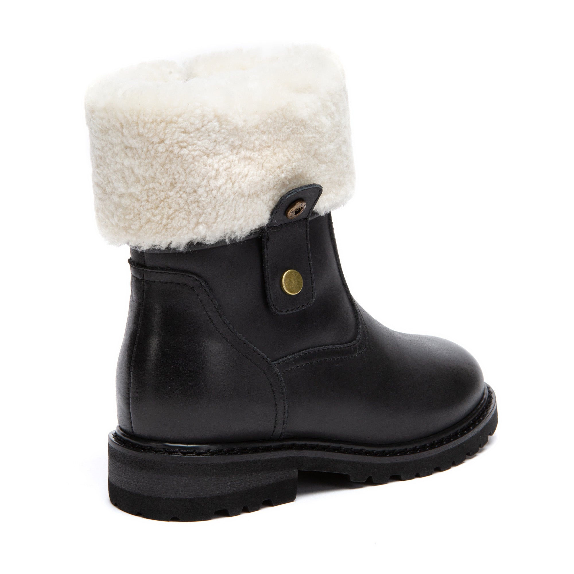 EverUgg Fluffy Collar Leather Boots featuring a cozy fur-lined collar and stylish leather design.