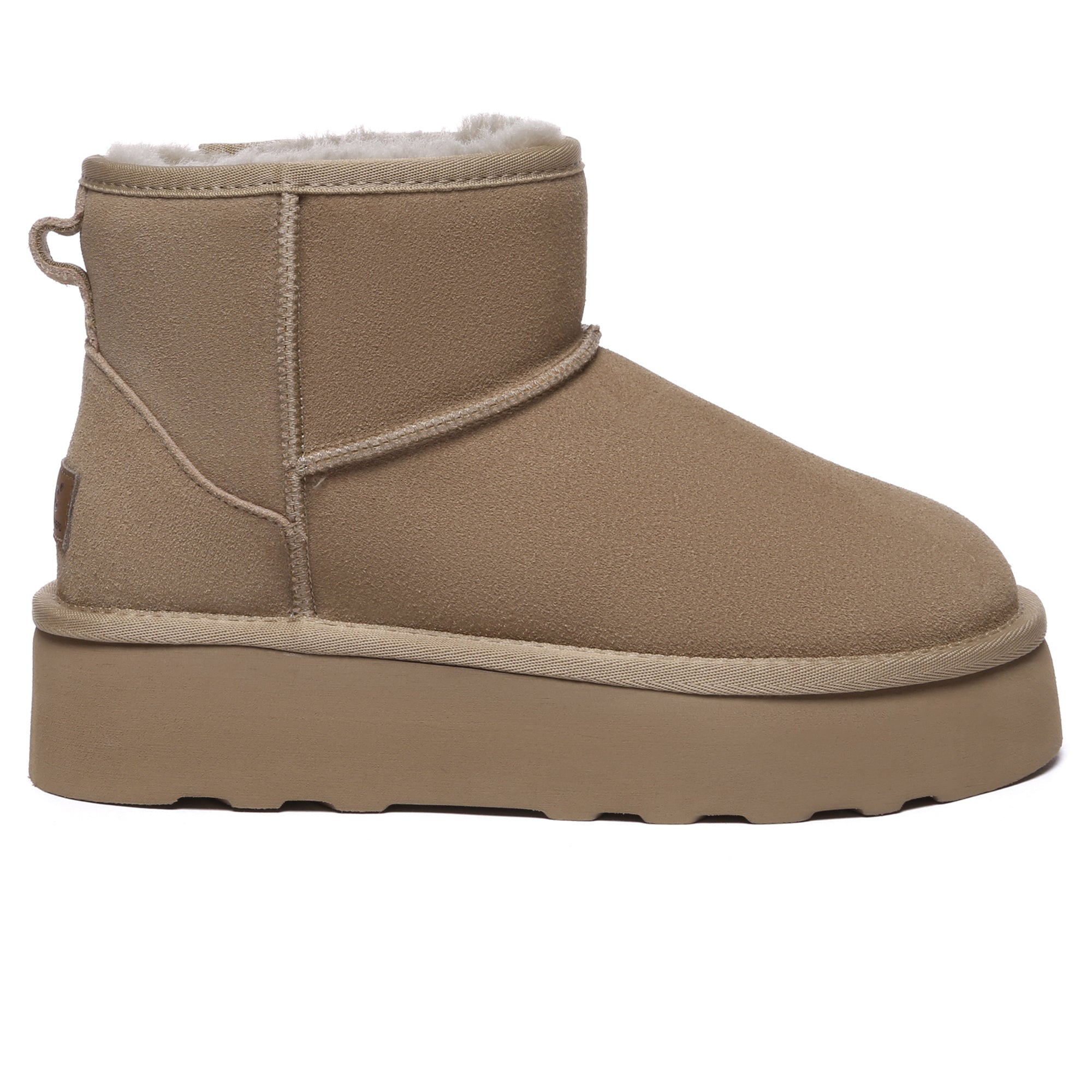 EverUgg Mini Premium UGG platform boots, stylish shoes with a cozy fur lining and sturdy sole, shown in a close-up image.