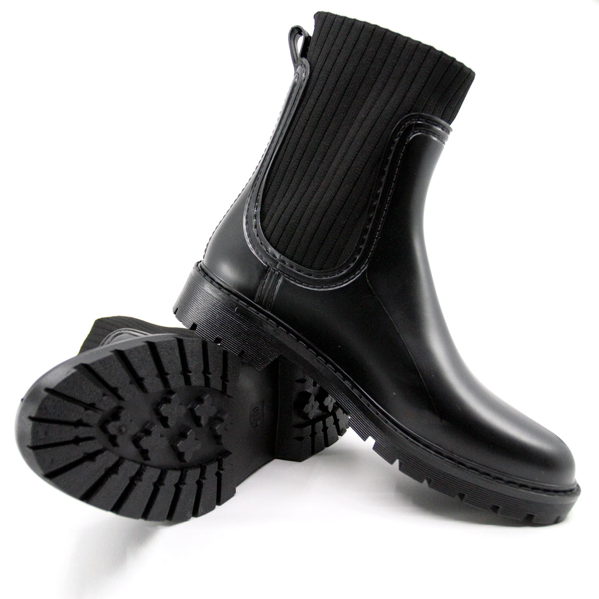 Snuggyz Urban Flex Rainboots in black, waterproof rubber with textured soles, designed for urban rain protection.