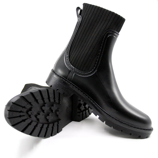 Snuggyz Urban Flex Rainboots in black, waterproof rubber with textured soles, designed for urban rain protection.