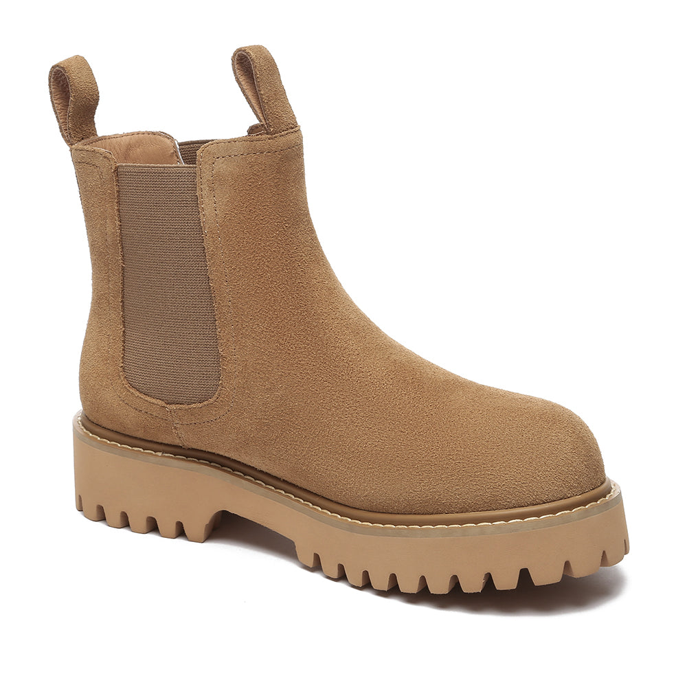 Women EverUgg Chelsea boots featuring classic ankle-height design with elastic side panels and sleek leather finish.