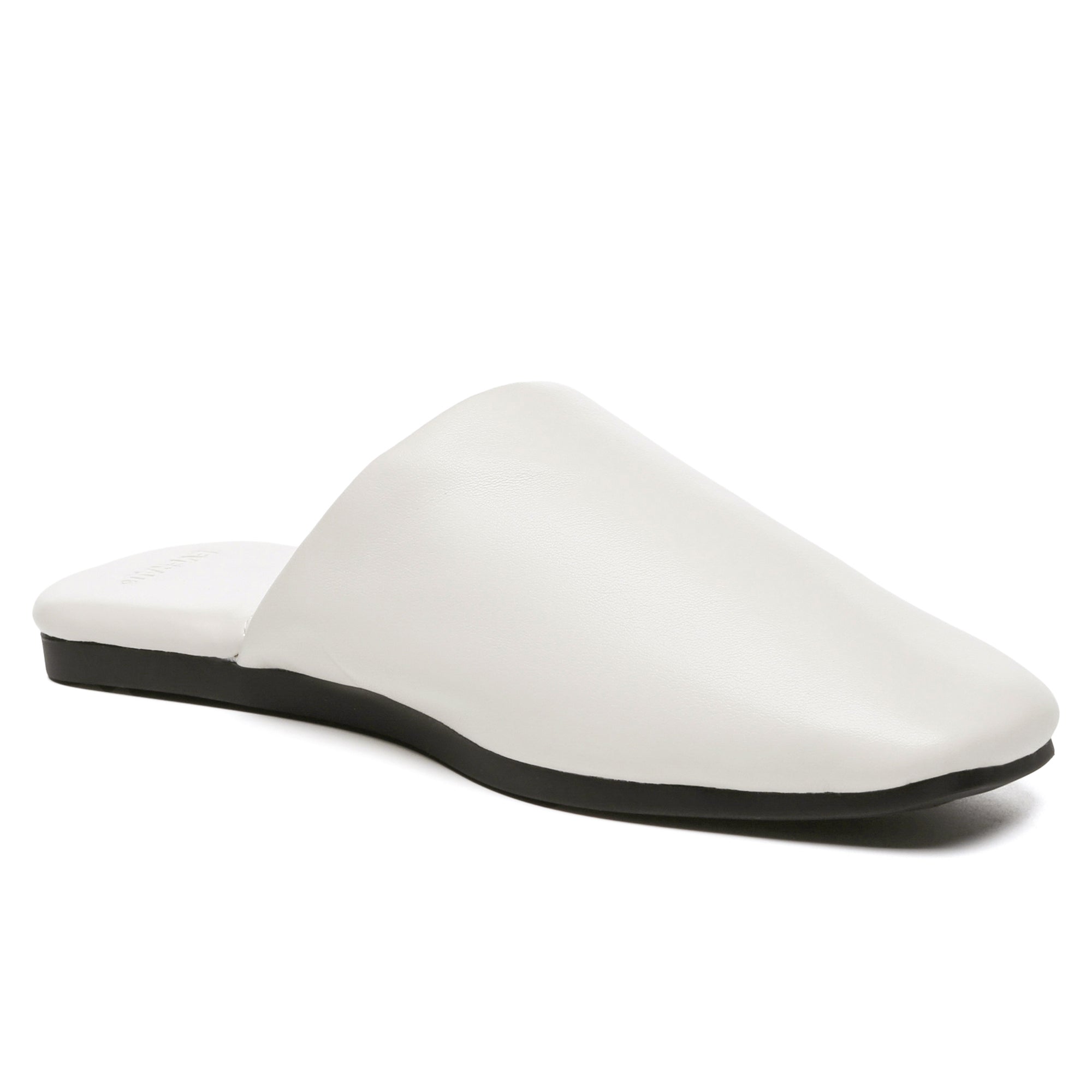 Women’s leather mules flats from EverUgg, stylish slip-on shoes with a smooth leather finish and comfortable flat sole.